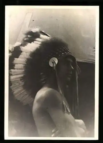 Fotografie USA 1939, Bursche trägt Indianer-Kopfschmuck