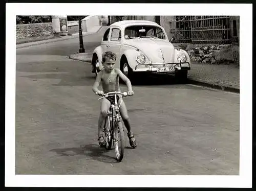 Fotografie Knabe auf Fahrrad vor Auto VW Käfer, Volkswagen mit Faltdach