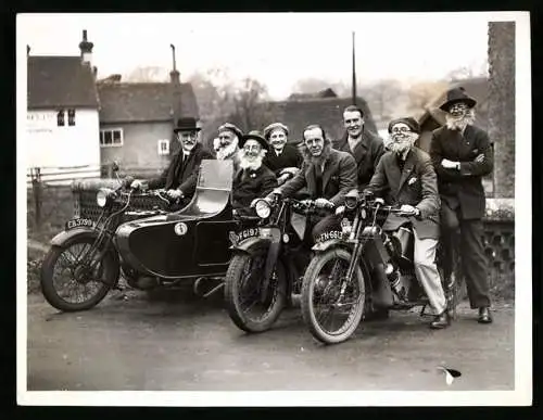 Fotografie Motorrad AJS mit Seitenwagen und Scott Motorrad, Pioneer Motor Cyclists Rally to Oakley Green near Dorking