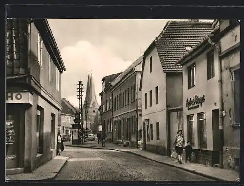 AK Egeln, Breiter Weg mit Passanten und Kirche