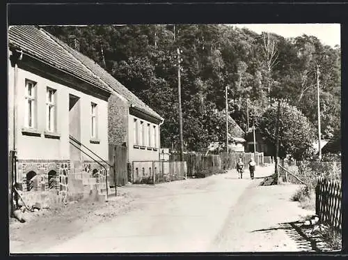 AK Gühlen-Glienicke, Strassenpartie mit zwei Spaziergängern