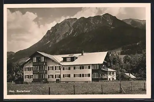 AK Oberstdorf i. bayr. Allgäu, Hotel Beslerhaus gegen die Berge