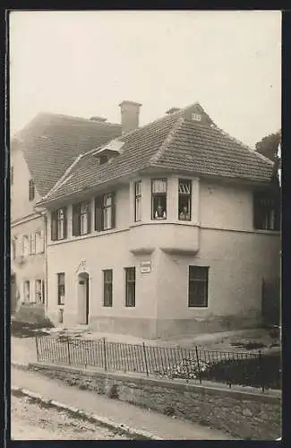 AK Bruck, Wohnhaus Schlossberg-Gasse 4, mit Bewohnern in Fenstern