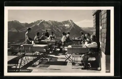 AK Wankhaus, auf der Terrasse der Berghütte mit Bergblick