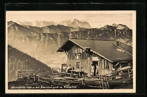 AK Hörndlhütte, Berggasthaus mit Blick auf die Zugspitze, Gäste auf der Terrasse