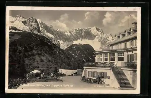 AK Kreuzeckhaus, Berghütte mit Blick zur Zugspitze