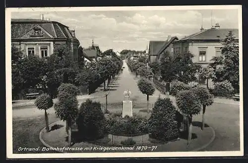 AK Ortrand, Banhofstrasse mit Kriegerdenkmal 1870-71