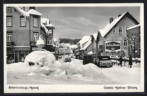 AK Braunlage /Harz, Verschneiter Strassenblick am Platz