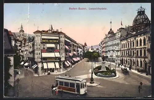AK Baden-Baden, Leopoldsplatz mit Strassenbahn und DEnkmal