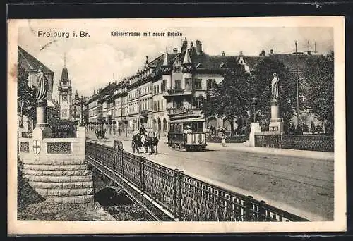 AK Freiburg i. Br., Strassenbahn auf der Kaiserstrasse mit neuer Brücke