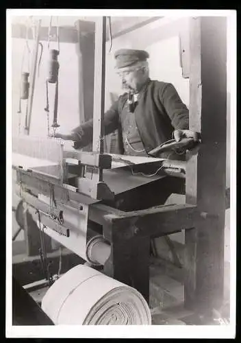 Fotografie betagter Weber bedient Webstuhl im Hunsrück