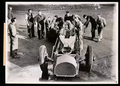 Fotografie Rennwagen von Sir Malcolm Campbell für Weltrekord-Versuch in London-Brookland umgebaut 1932