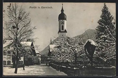 AK Garmisch, Ortspartie mit Kirche im Winter
