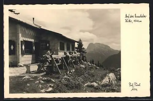 AK Wanderer an der Ennstalerhütte (Berghütte)