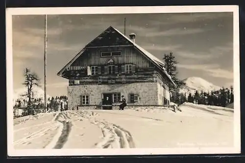 AK Albert Appel-Haus, Wanderer vor der Hütte im Schnee