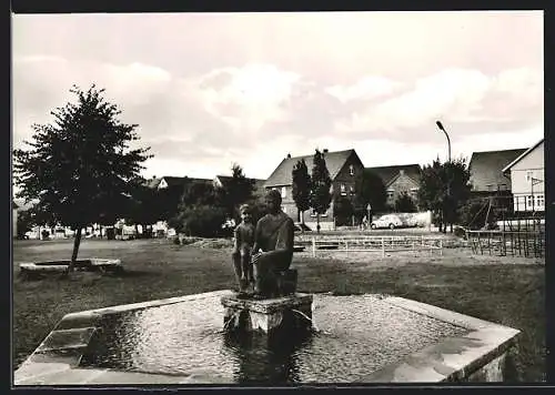 AK Rasdorf, Ortsansicht mit Statue am Brunnen