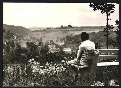 AK Etteln, Mann auf einer Bank sitzend, schaut auf den Ort