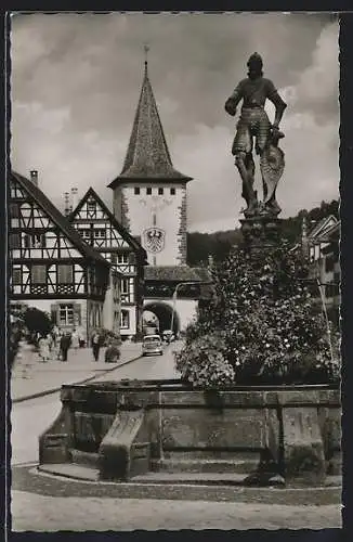 AK Gengenbach /Schwarzwald, Marktbrunnen mit Obertor
