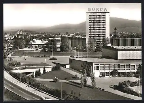AK Offenburg i. B., Ortspartie mit Burda-Geschäftshaus