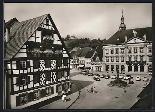 AK Gengenbach /Schwarzwald, Marktplatz mit Geschäft und Brunnen