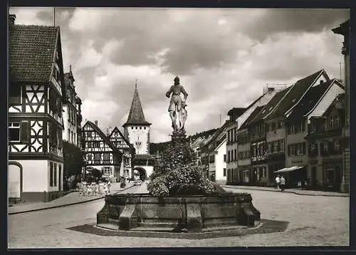 AK Gengenbach /Schwarzwald, Marktbrunnen mit Obertor