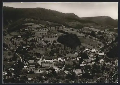 AK Oberharmersbach-Riersbach /Badischer Schwarzwald, Teilansicht mit Strassenpartie