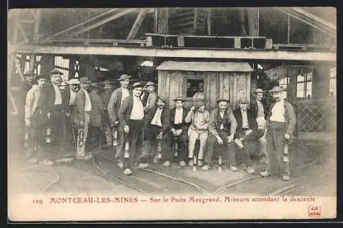 AK Montceau-les-Mines, Sur le Puits Maugrand, Mineurs attendant la descente, Kohlebergbau