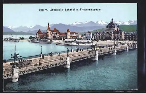 AK Luzern, Seebrücke mit Strassenbahn, Bahnhof und Friedensmuseum