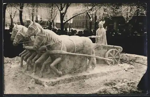 Foto-AK München, Eisplastik einer Quadriga, ca. 1940