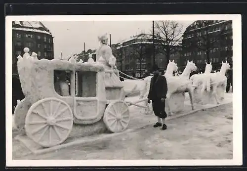 Foto-AK München, Eisplastik einer Kutsche, ca. 1940