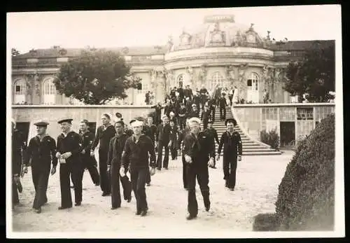 Fotografie unbekannter Fotograf, Ansicht Potsdam, Matrosen der US-Navy besuchen Schloss Sanssouci