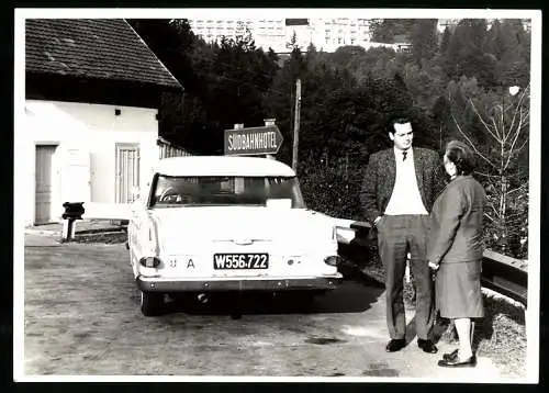 Fotografie unbekannter Fotograf, Ansicht Semmering, Auto Opel Kapitän, Limousine mit Kennzeichen Wien