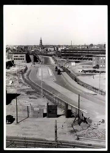 Fotografie Rudolf Schenck, Kiel, Ansicht Kiel, Strassenansicht mit Industriegelände
