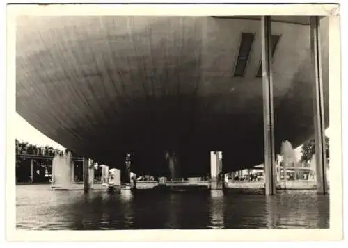 Fotografie unbekannter Fotograf, Ansicht New York City, New Yorks Worlds Fair 1939, Brunnen mit riesiger Kugel