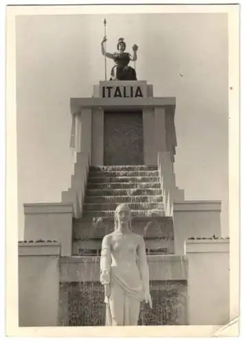 Fotografie unbekannter Fotograf, Ansicht New York City, New Yorks Worlds Fair 1939, Pavillon Italia mit Wasserfall & Akt