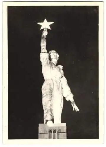 Fotografie unbekannter Fotograf, Ansicht New York City, New Yorks Worlds Fair 1939, Statue hält einen Stern empor