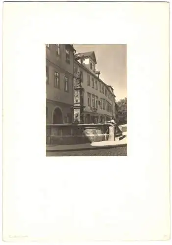 Fotografie unbekannter Fotograf, Ansicht Coburg, Geschäftshaus und Brunnen in der Rückertstrasse