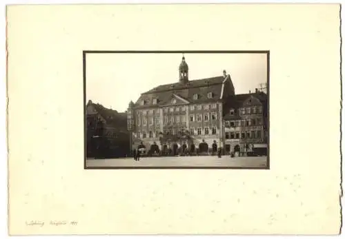 Fotografie unbekannter Fotograf, Ansicht Coburg, Rathaus und Geschäftshaus mit Brunnen