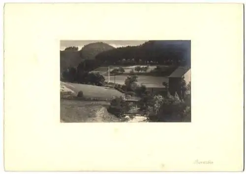 Fotografie unbekannter Fotograf, Ansicht Probstzella, Partie mit Flusslauf am Ortsrand