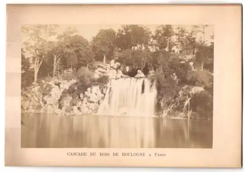 Fotografie unbekannter Fotograf, Ansicht Paris, Cascade Du Bois De Boulogne A Paris