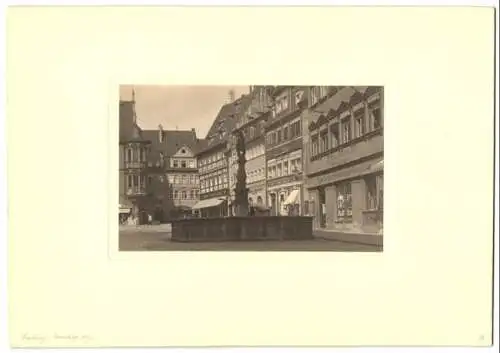 Fotografie unbekannter Fotograf, Ansicht Coburg, Brunnen & Ladengeschäfte am Marktplaatz