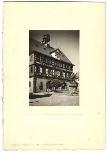 Fotografie unbekannter Fotograf, Ansicht Staffelstein, Rathaus mit Vorplatz und Denkmal