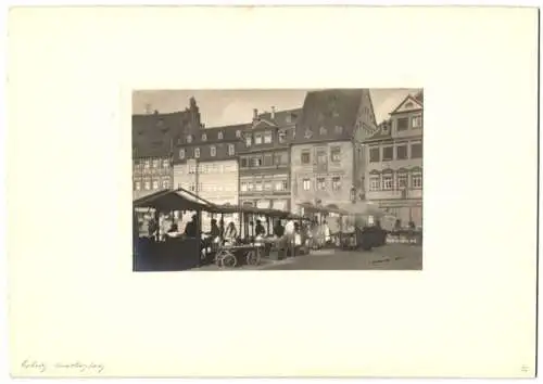 Fotografie unbekannter Fotograf, Ansicht Coburg, Marktplatz mit einigen Marktständen