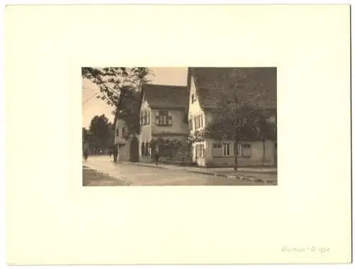 Fotografie unbekannter Fotograf, Ansicht Auerbach i. H., Strassenansicht mit Guts - und Wohnhaus
