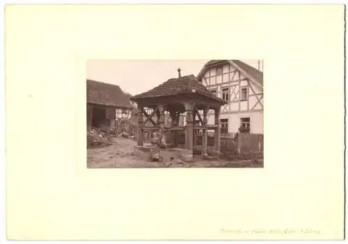 Fotografie unbekannter Fotograf, Ansicht Weitramsdorf bei Coburg, Brunnen vor einem Bauernhof im Ort