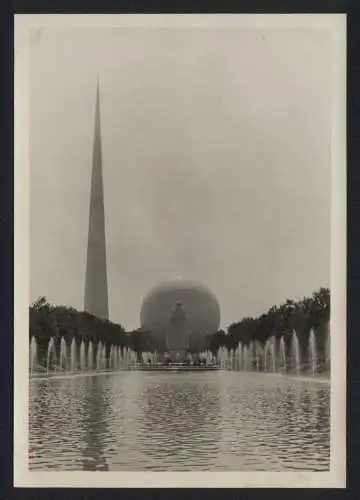 Fotografie unbekannter Fotograf, Ansicht New York City, World's Fair 1939, Obelisk, Washington - Statue & Sphere