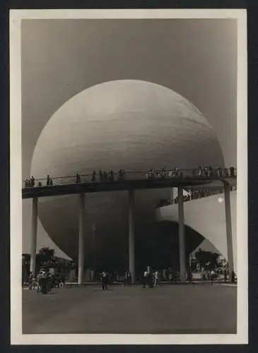 Fotografie unbekannter Fotograf, Ansicht New York City, World's Fair 1939, Rieseige begehbare Kugel Sphere