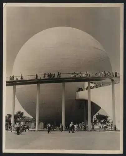 Fotografie unbekannter Fotograf, Ansicht New York City, World's Fair 1939, Sphere begehbare Kugel bei Weltausstellung