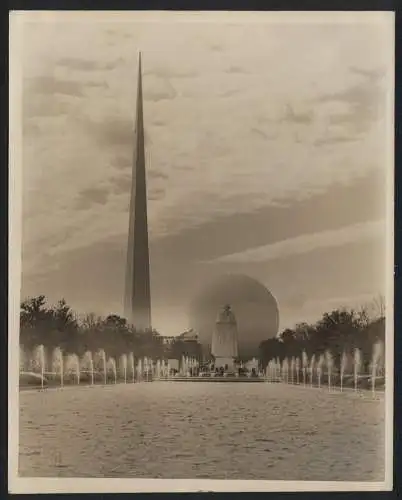 Fotografie unbekannter Fotograf, Ansicht New York City, World's Fair 1939, Ausstellung mit Sphere & Washington Statue