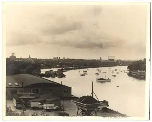 Fotografie Penzy Machi, Ansicht New Brunswick / New Jersey, Stadt-Panorama mit Hafen-Lager & Gasometer im Hintergrund
